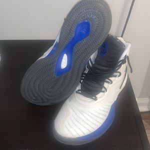 Basketball sneakers 9.5